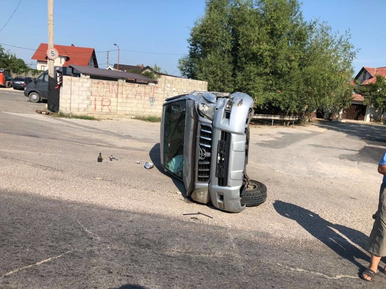Микроавтобус попал в аварию в Думбраве, 3 пассажира в больнице.