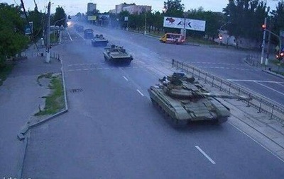 Из России в Украину продолжается отправка тяжелого вооружения.
