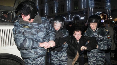Câţiva oameni care protestau faţă de politica preşedintelui Vladimir Putin au fost reţinuţi aseară la Moscova.