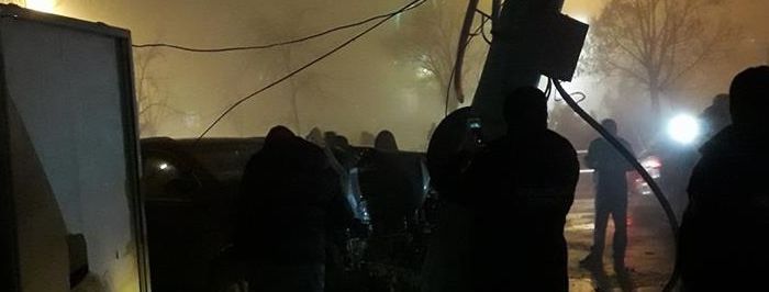 O maşină, făcută zob la Ciocana: A iintrat violent într-un pilon. Foto: ProTV
