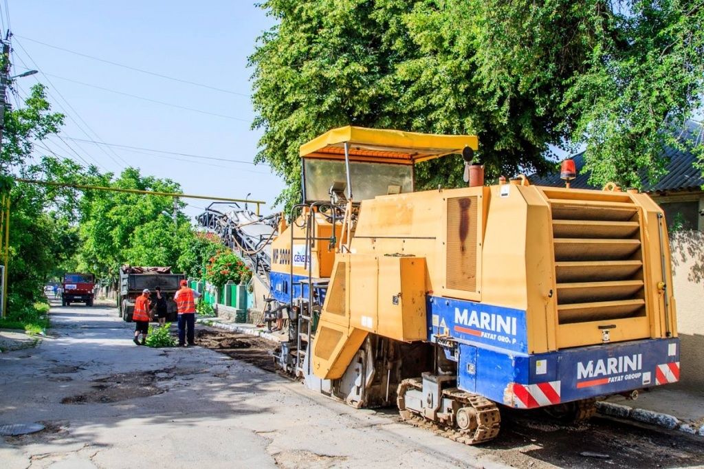 Drumul care duce spre spitalul raional Orhei este în proces de modernizare.