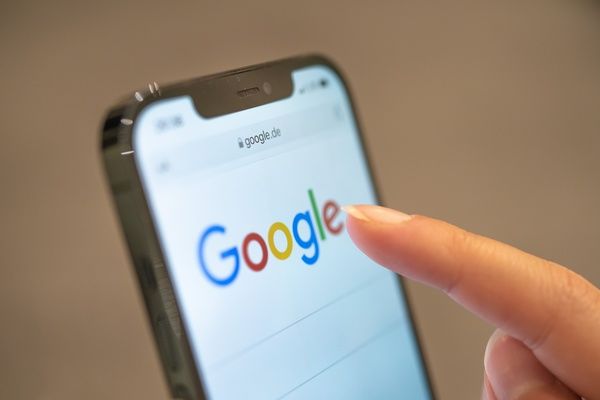 Роскомнадзор ввёл запрет на распространение рекламы Google и его ресурсов.