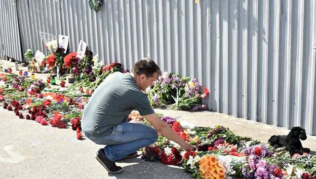 В Одессе люди несут цветы к Дому профсоюзов в память о погибших в 2 мая 2014 году.