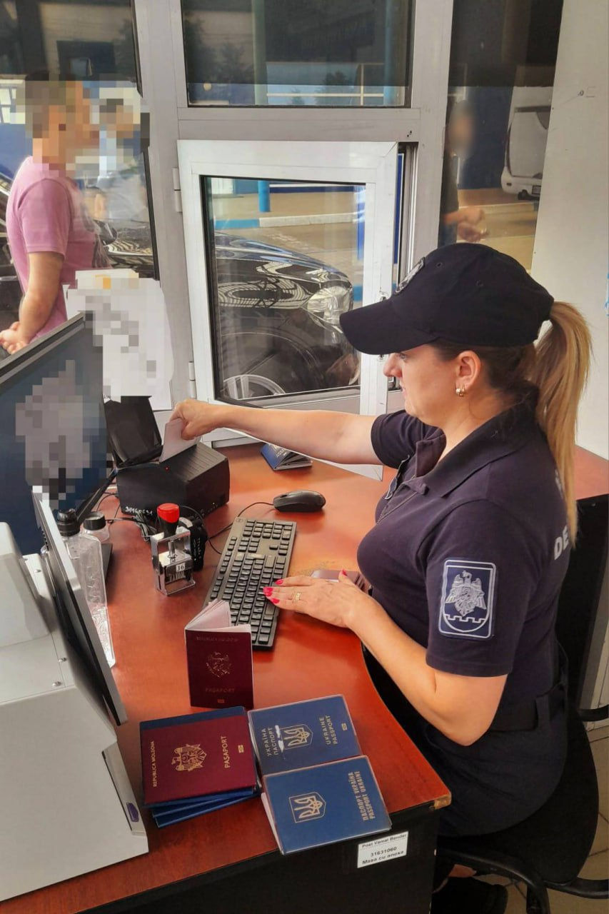 На КПП обнаружили поддельные права у двоих водителей.