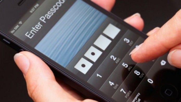 Un tânăr din India a murit electrocutat, în timp ce asculta muzică, la căşti, la telefonul mobil.