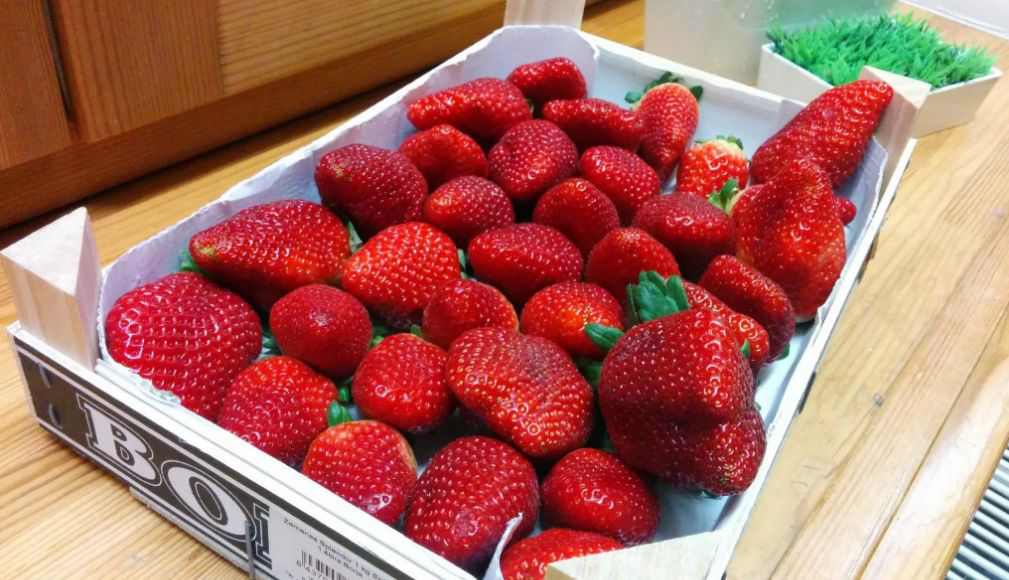 Ученые назвали химикаты, убивающие вкус клубники при выращивании.