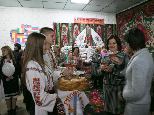 Супруга президента подарила сельской библиотеке книги.