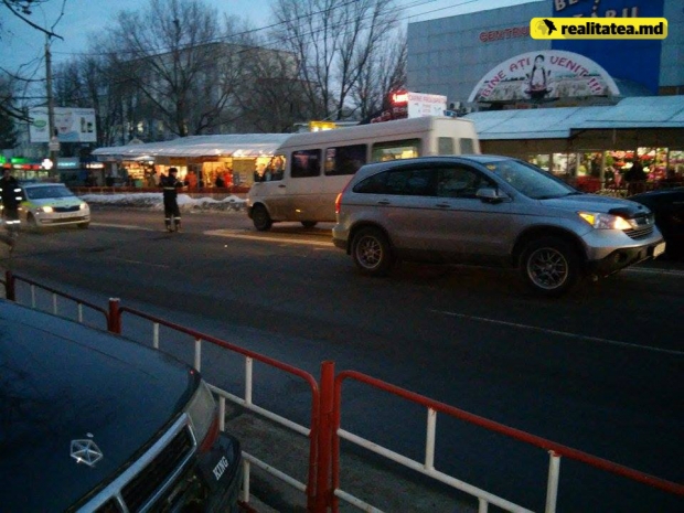 Martorii susțin că impactul a fost violent, deoarece victima zace la pământ, iar salvarea întârzie să apară.