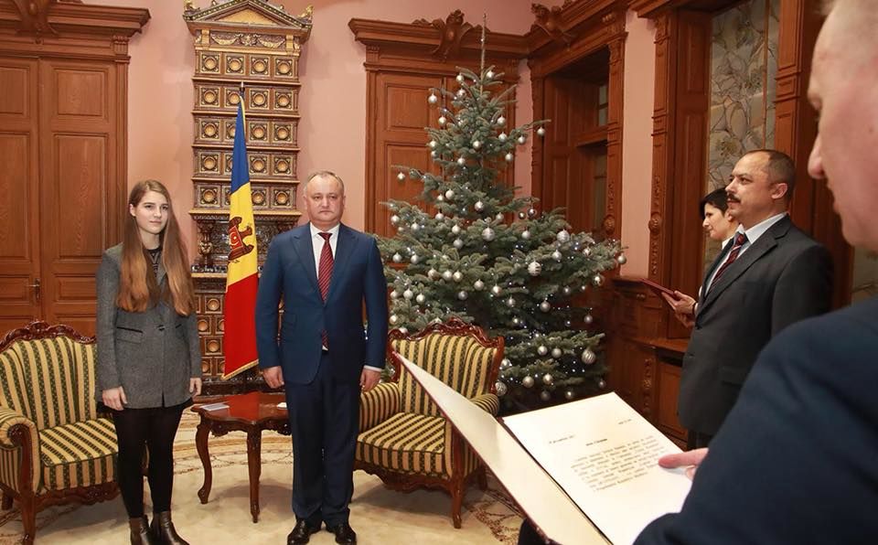 Dodon a îmbrățișat-o pe câștigătoarea concursului Vocea României.