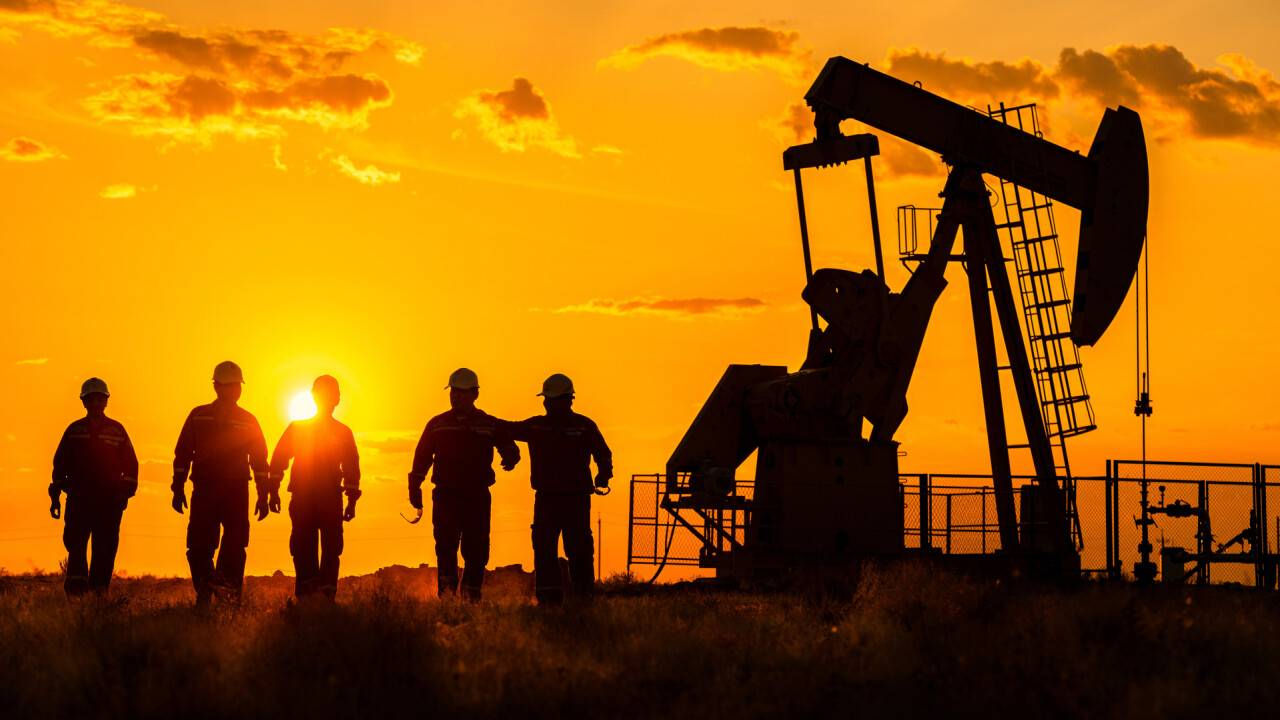Prețurile petrolului au depășit 106 dolari din cauza tensiunilor legate de Iran.