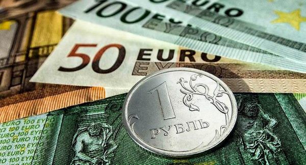 52 процента респондентов прогнозируют рост до 61 рубля за доллар в течение трех месяцев. 