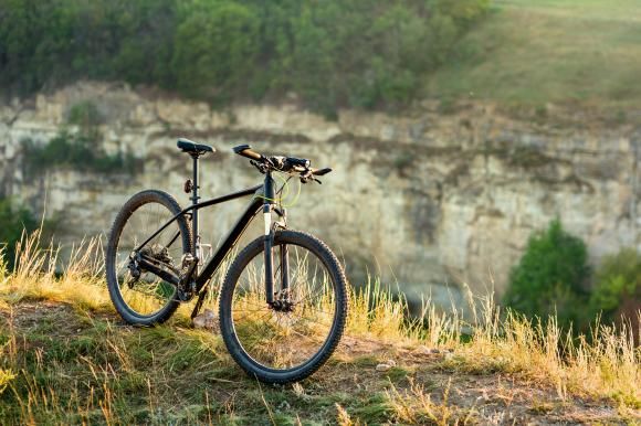 Un biciclist a declanșat un incendiu din cauza frânelor supraîncălzite