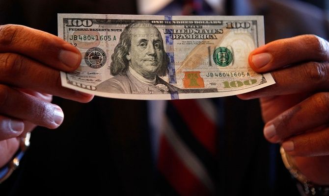 Латвийские банки не принимают 100 долларовые купюры 2007 года.