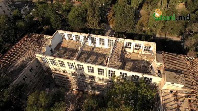 Colegiul de Construcții - rămas fără acoperiș în prag de an școlar. Foto: bani.md