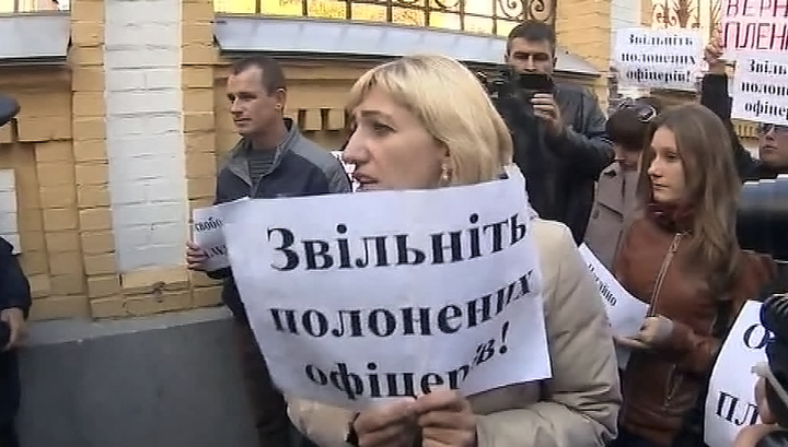В Киеве вновь митингуют матери украинских солдат.