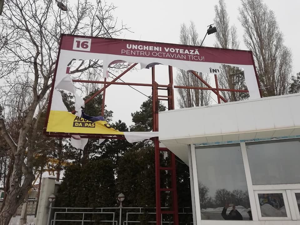 В Унгенах повредили рекламный щит с изображением кандидата от блока ACUM.