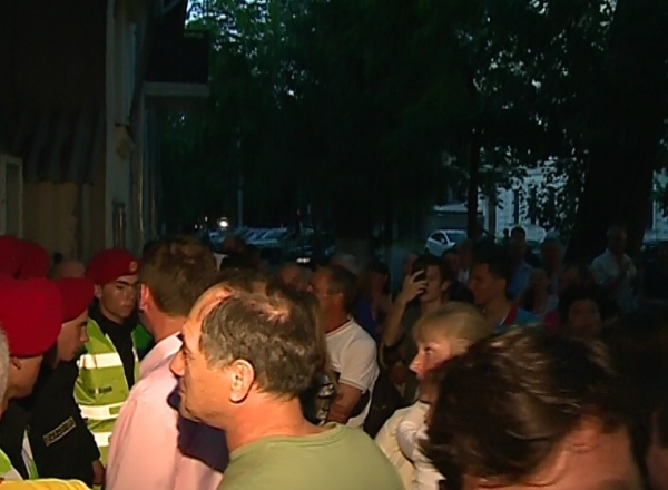 Zeci de oameni au manifestat aseara in fata Consulatului Romaniei la Chisinau, dupa inchiderea sectiei de votare.