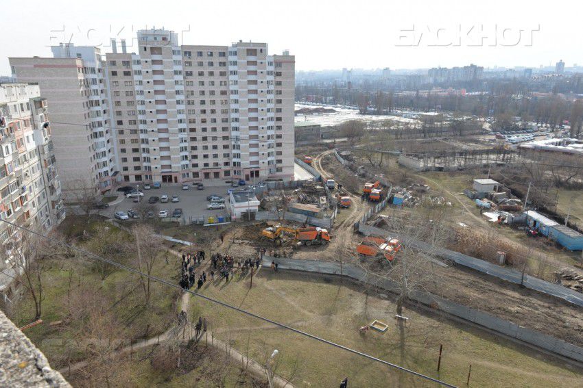 На Дога, 32/2 уже 4 недели идет борьба застройщика с жильцами, которые выступают против строительства.