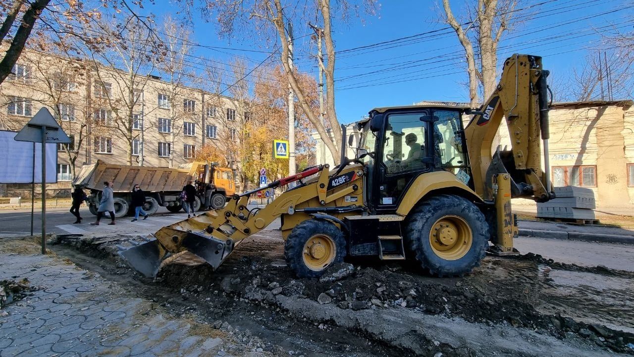 В Кишиневе начался ремонт тротуара на улице Александра Бернардацци.