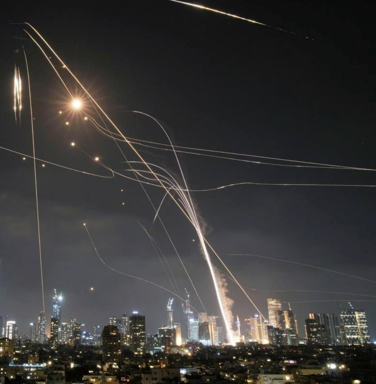 Tzahal susține că Iranul a lansat rachete balistice asupra Israelului.