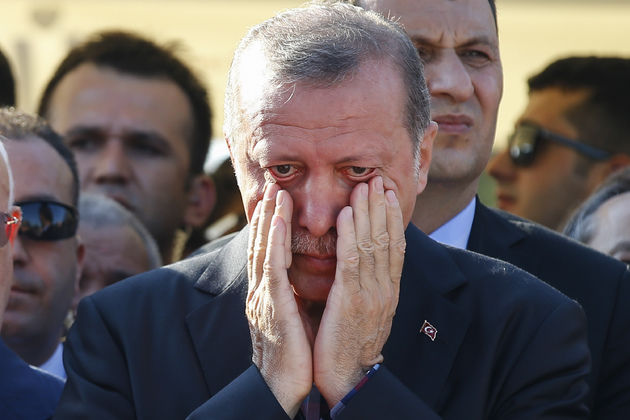 La funeraliile lor, Erdogan a fost copleşit de emoţie şi a izbucnit în plâns.