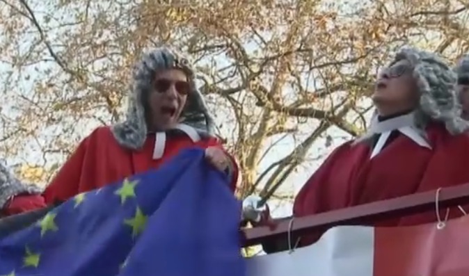 В Британии проходят слушания по Brexit, у суда столпились протестующие.