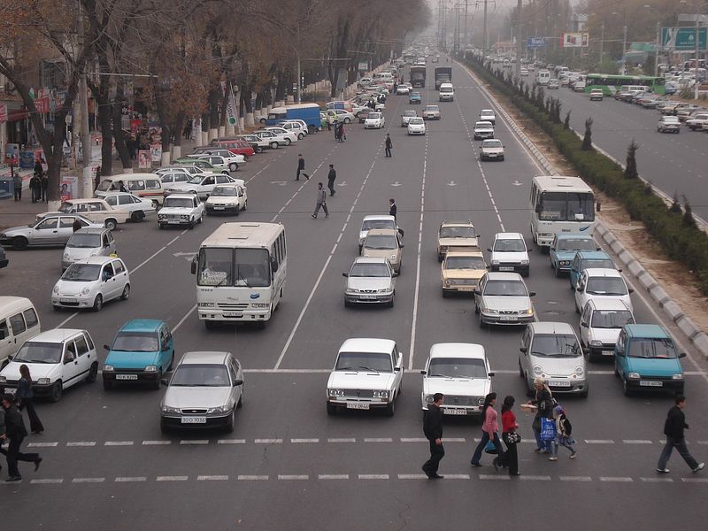 В целях обеспечения движения транспортных средств в зимний период времени установлено обязательное наличие зимних шин. Фото: klafellini.flamber.ru