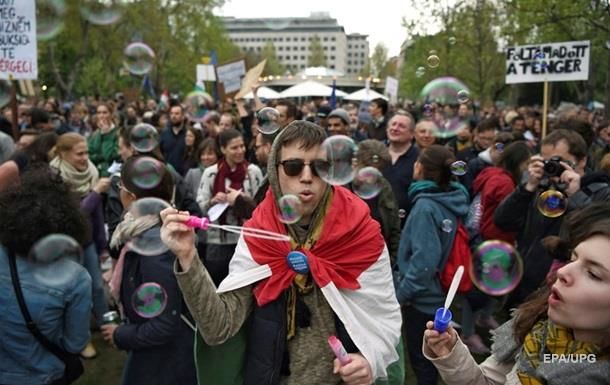 Митингующие протестовали против закона, обязывающего иностранные учебные заведения иметь площадки в стране их регистрации. 