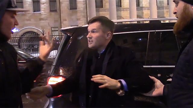 Fostul sportiv a rămas nemulţumit că s-a pomenit cu un abţibild pe parbrizul maşinii.