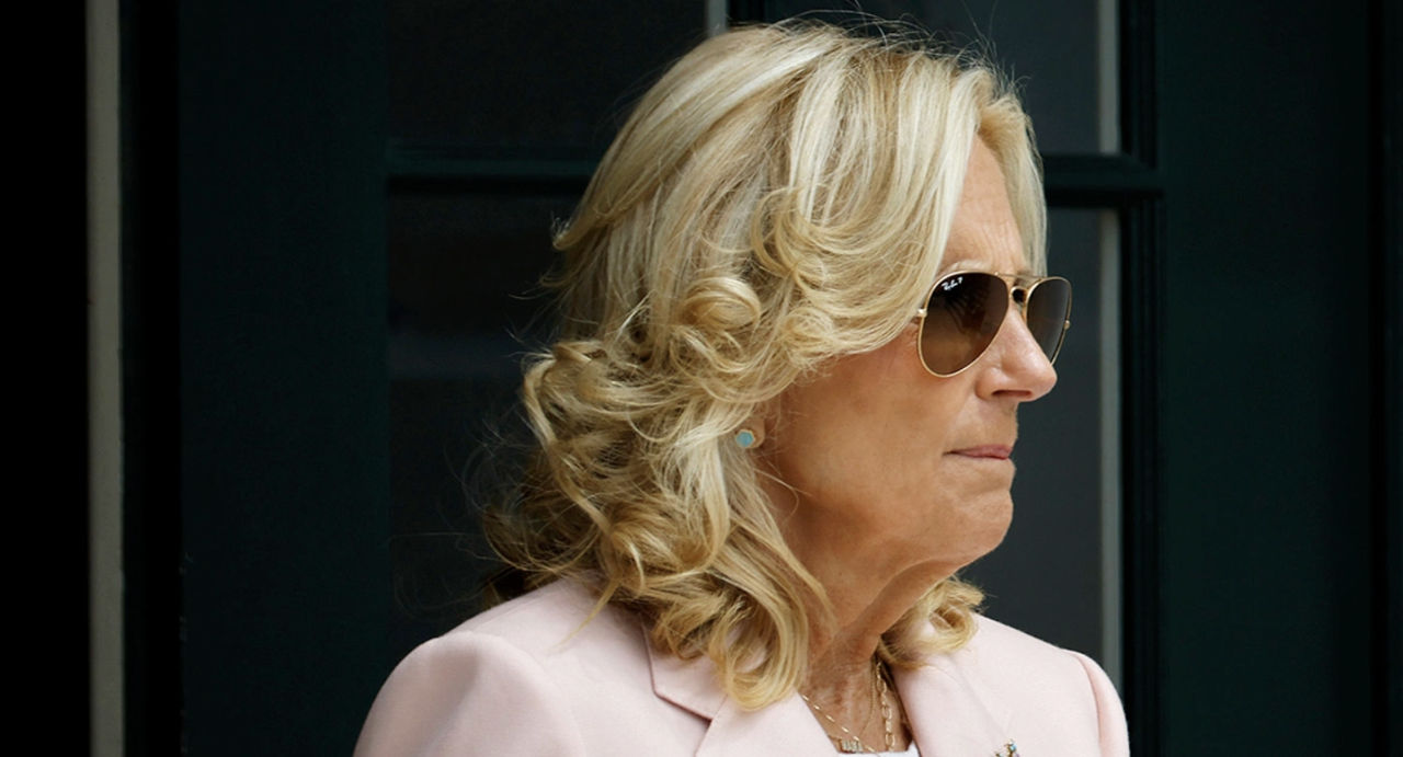 Телохранитель жены Байдена случайно выстрелил себе в ногу.