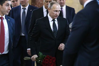 Президент России Владимир Путин почтил память российского посла Андрея Карлова, убитого в Турции.