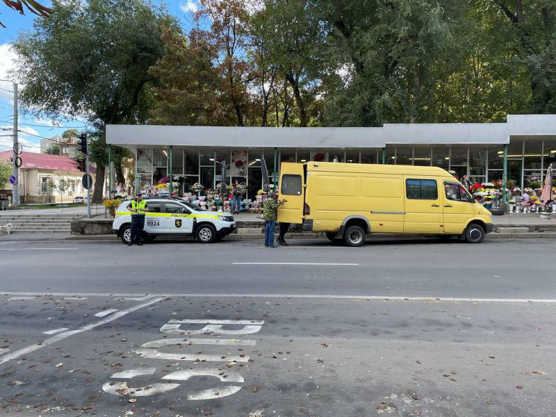 В центре Кишинева полиция останавливает и проверяет подозрительные маршрутки.