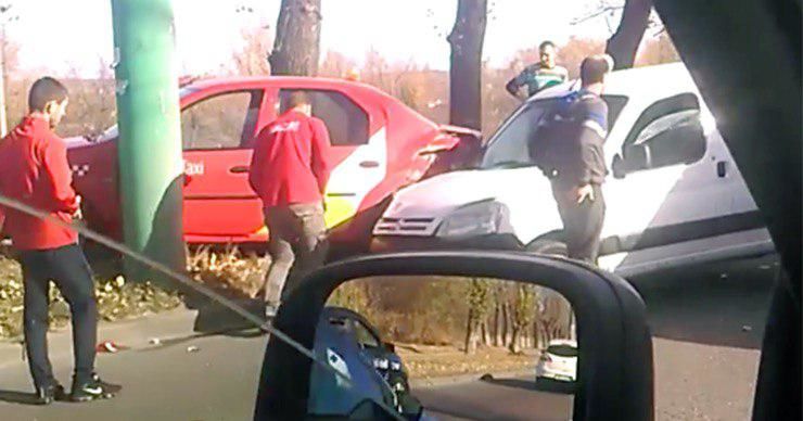 В столице столкнулись две легковушки: машина такси отлетела на обочину.