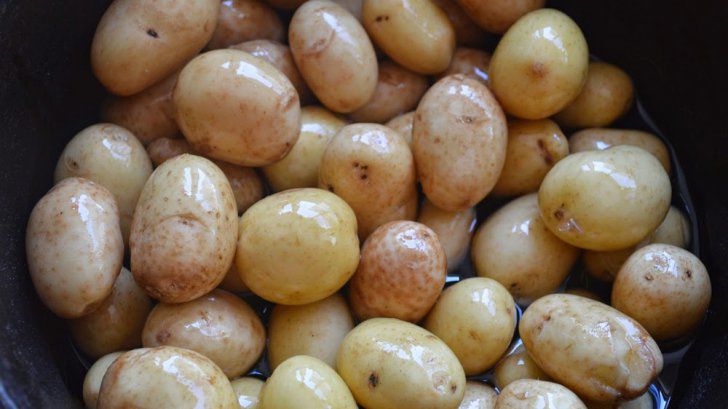 Cartofii noi pot fi consumaţi şi prăjiţi, fără să ne temem că ne îngrăşăm. 