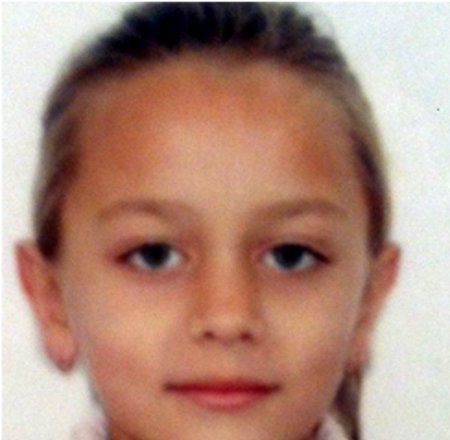 Micuta are 7 ani, ochi albastri, culoarea parului deschisa si o inaltime de 1,20 metri.