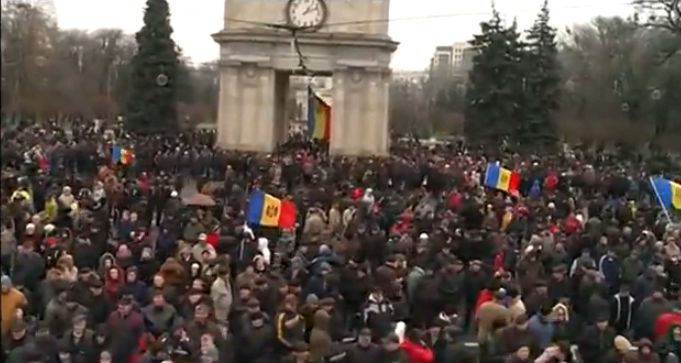 Манифестанты требуют отставки правительства и проведения досрочных выборов.