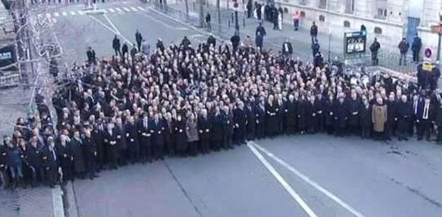 Марш подавался как единение лидеров ЕС с народом, однако политики прошли по охраняемой улице.