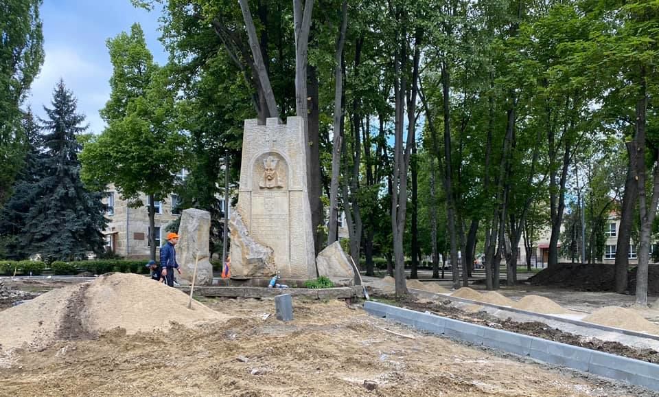 В Кишиневе продолжается ремонт в сквере "Ион Пеливан".