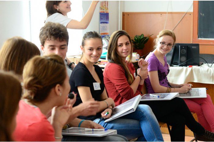 Absolvenții claselor a IX-a pot depune începînd de astăzi dosarele de admitere în licee.