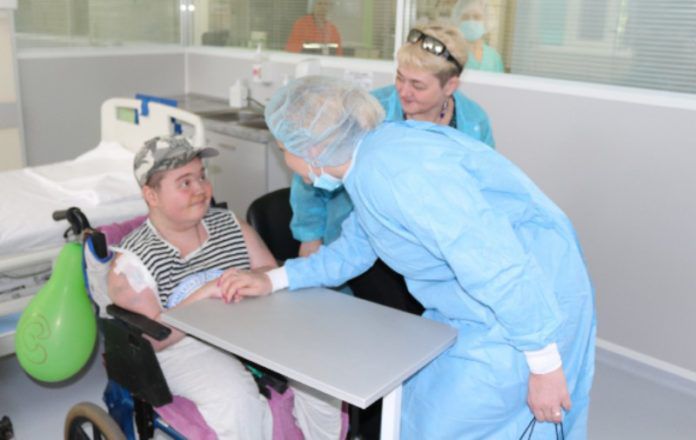 Un tânăr cu o boală rară, salvat de medicii de la Spitalul Republican. Foto: ms.gov.md