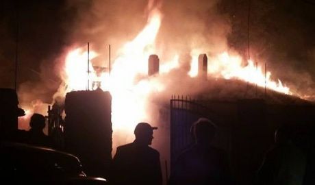 Pompierii urmează să determine cauza producerii incendiului.