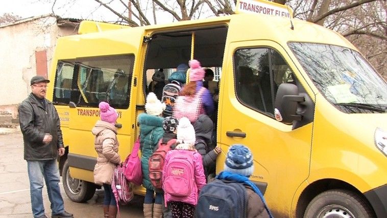 Într-un sat din Ungheni, 90 de copii fac zilnic 30 km ca să învețe.