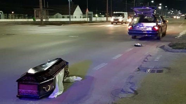 O maşină de pompe funebre îşi pierde mortul pe drum. Momentul