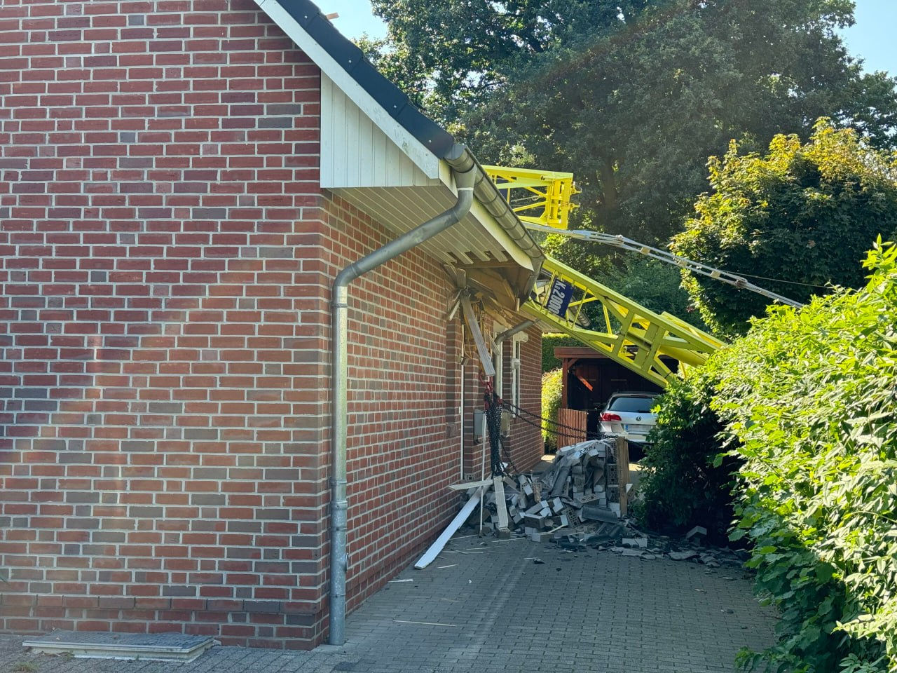 În Hamburg, o macara de construcții a căzut pe clădiri rezidențiale.