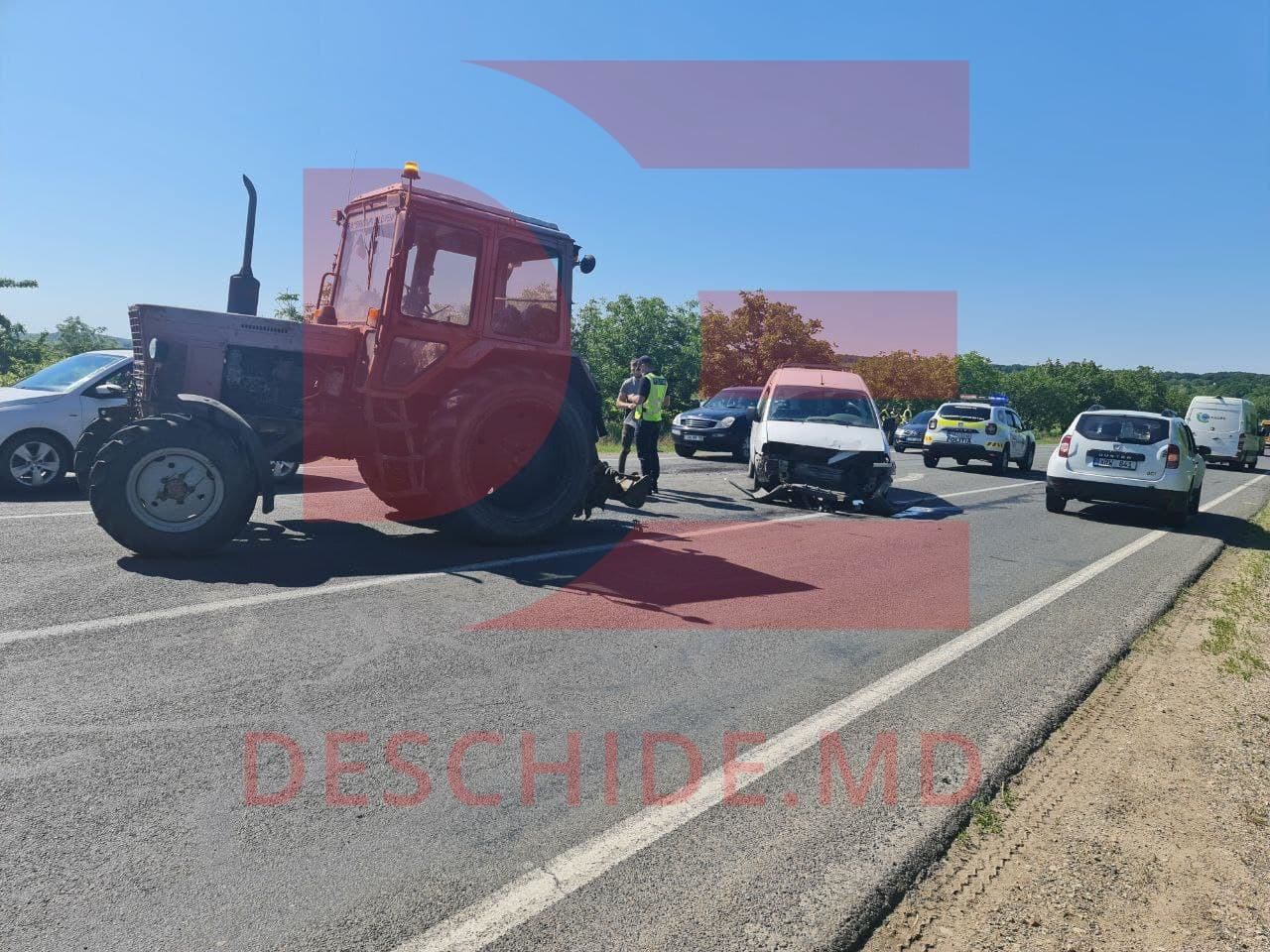В Яловенах машина врезалась в трактор, выполнявший ремонт дороги.