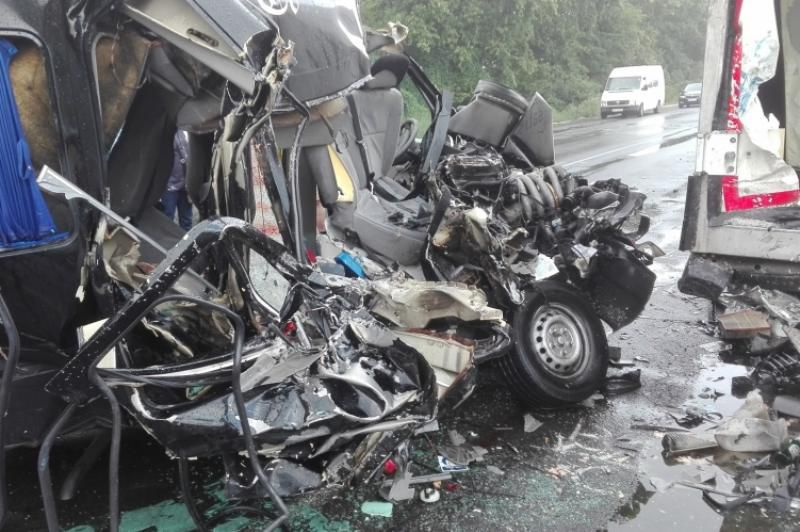 Trei români au murit şi şase au fost răniţi într-un accident în Ungaria.