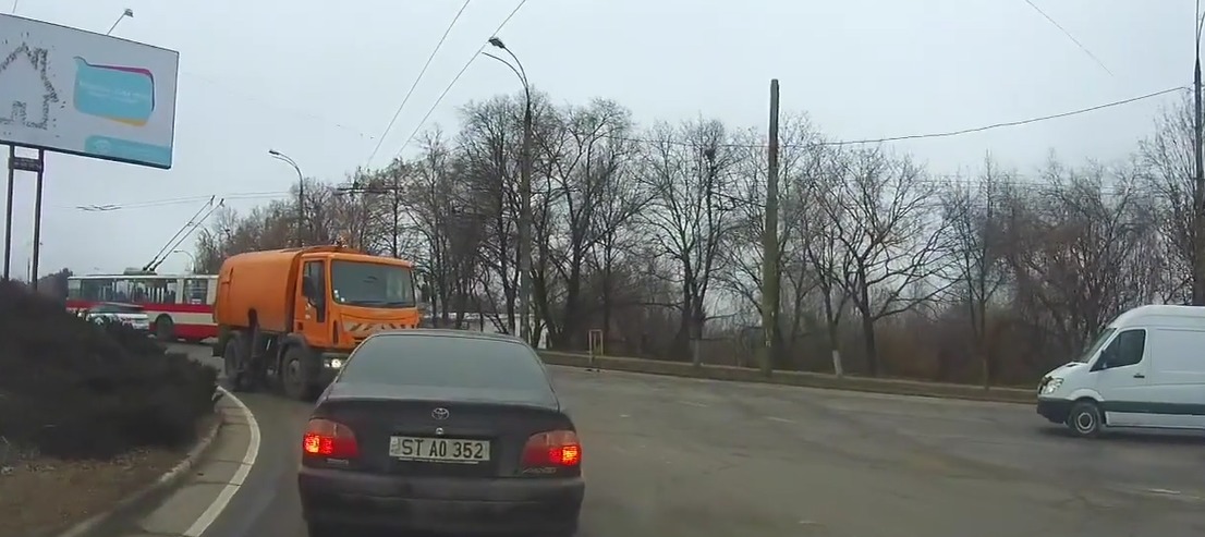 Toată întâmplarea a fost filmată de o cameră de bord.