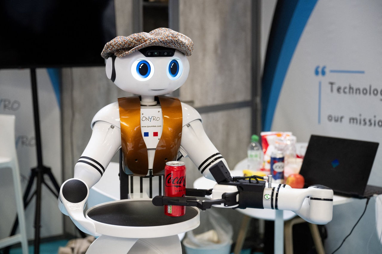 Restaurantele din România angajează chelneri-roboți.