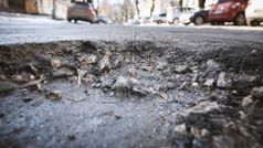 Un crater uriaș de pe o stradă din centrul Capitalei. Foto: publika.md