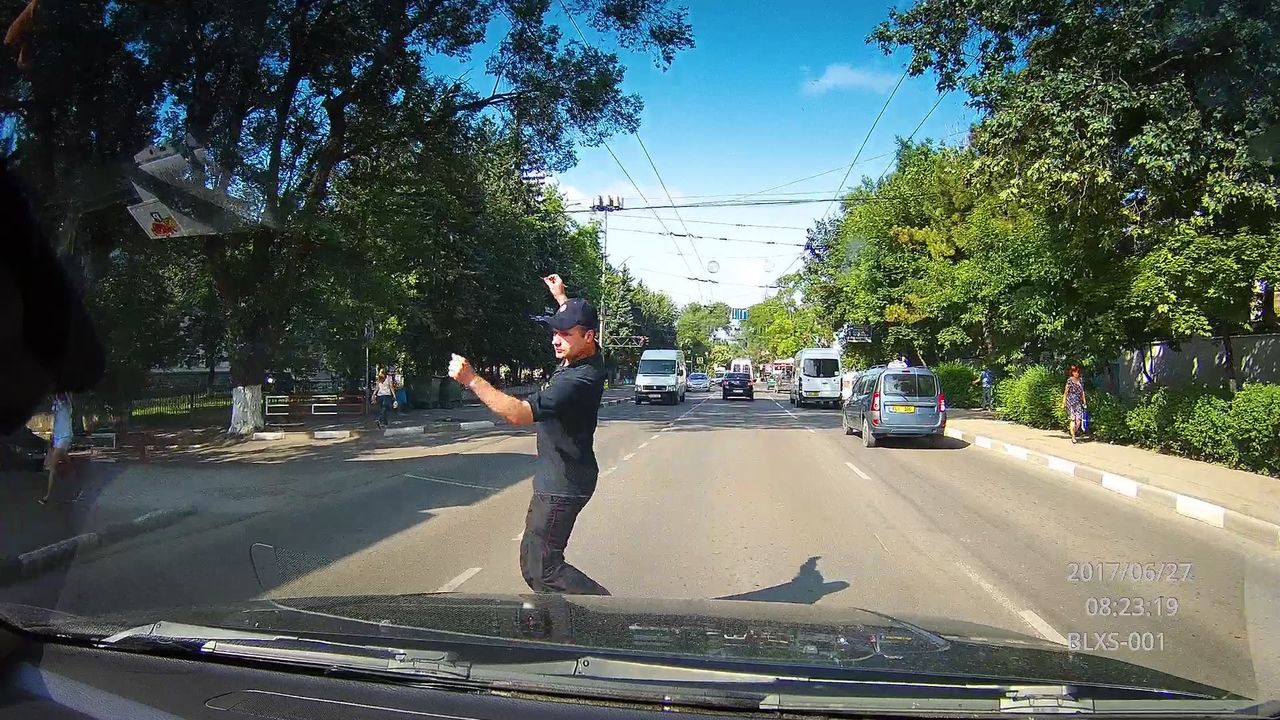 Служитель закона едва не попал под колеса авто.